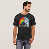 Vrij zuster Hugs Regenboogvaart Transgender Flag L T-shirt (Voorkant volledig)