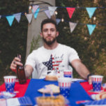 Vrije grond vanwege de dappere t-shirt<br><div class="desc">Net op tijd om de Amerikaanse Onafhankelijkheidsdag te vieren met dit patriottische ontwerp met een ster met sterren en strepen en het patriottische tekstland van de vrije vanwege de dappere.</div>