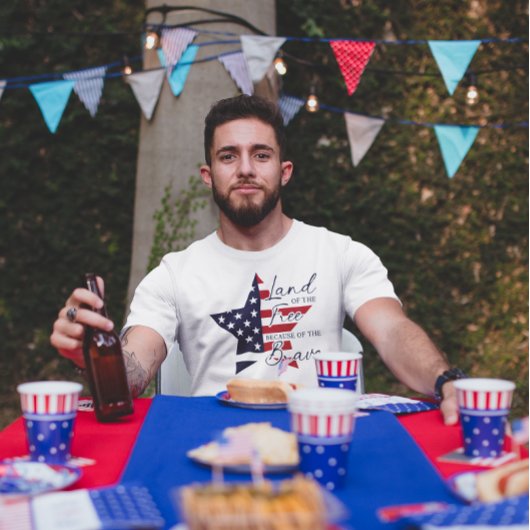 Vrije grond vanwege de dappere t-shirt