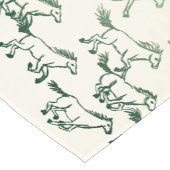 Vrije paarden lopen in een groene tabeluitvoerder korte tafelloper (Hoek)