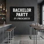 Vrijgezellenfeest aan de gang spandoek<br><div class="desc">Maak de ultieme viering bekend met onze “Vrijgezellenfeest in uitvoering-spandoek”. Laat iedereen weten dat het feest is begonnen en bereid je voor op een nacht vol plezier. Bestel onze gepersonaliseerde spandoek vandaag nog en maak de laatste nacht van de bruidegom als vrijgezel echt speciaal!</div>