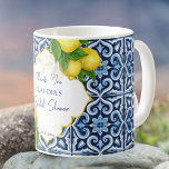 Vrijgezellenfeest bevoordeelt blauwe tegels citroe koffiemok<br><div class="desc">Blauwe tegels en citroen Amalfi Positano-vrijgezellenfeest in de Middellandse Zee: dank u wel voor uw persoonlijke koffiemugs,  een marinesluiting. Maakt een mooi cadeau voor je speciale gasten.</div>