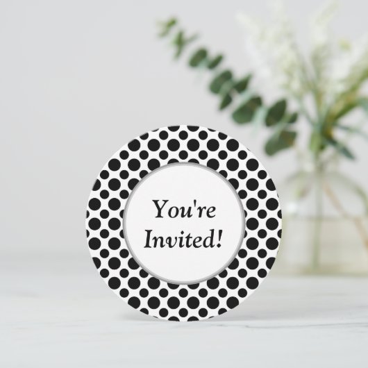 vrijgezellenfeest Black Polka Dots Round Invitatio Kaart (Staand voorkant)