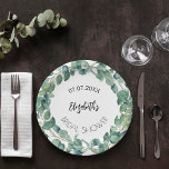 Vrijgezellenfeest eucalyptus groen krans papieren bordje<br><div class="desc">Witte achtergrond,  zwarte tekst. Versierd met eucalyptuskrans. Een datum en naam personaliseren en toevoegen. Een modern handgeschreven stylescript.</div>