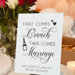 Vrijgezellenfeest First Comes Brunch Reclamebord Met Voetstuk<br><div class="desc">Gebruik dit prachtige kalligrafie-achtige voetstuk als decoratie op een Bridal Brunch,  Wedding Rehearsal,  Bachelorette of Hen Do. Beschikbaar in vier grootte en kan met namen/berichten onderaan worden gepersonaliseerd.</div>