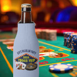 vrijgezellenfeest Las Vegas Trip Casino Flesjeskoeler<br><div class="desc">Pas je eigen bachelor party flessenkoelers aan voor een Las Vegas reis. Een coole gepersonaliseerde flessenkoeler met gokcasinonietjes zoals een kaartspel,  pokerchips en roulettewiel met Vegas Trip in geel script. Leuke gokker keepsake cadeau voor uw groomsmen en beste man.</div>