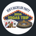 vrijgezellenfeest Las Vegas Trip Casino Ronde Sticker<br><div class="desc">Personaliseer je eigen vrijgezellenfeest stickers voor een Las Vegas uitje. Een coole gepersonaliseerde sticker met gokcasinonietjes zoals een kaartspel,  pokerchips en roulettewiel met Vegas Trip in geel script. Leuk gokker ontwerp voor uw groomsmen en beste man.</div>