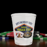 vrijgezellenfeest Las Vegas Trip Casino Shot Glas<br><div class="desc">Personaliseer je eigen vrijgezellenfeestje shot bril voor een Las Vegas uitje. Een cool gepersonaliseerd shotglas met gokcasinonietjes zoals een kaartspel,  pokerchips en roulettewiel met Vegas Trip in geel script. Leuke gokcadeaus voor je bruidsjonkers en beste man.</div>
