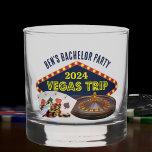 vrijgezellenfeest Las Vegas Trip Casino Whisky Glas<br><div class="desc">Personaliseer je eigen bachelor party whisky bril voor een Las Vegas uitje. Een cool gepersonaliseerd sleutelglas met gokcasinonietjes zoals een kaartspel,  pokerchips en roulettewiel met Vegas Trip in geel script. Leuke gokcadeaus voor je hele groep.</div>