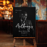 Vrijgezellenfeest moderne stijlvolle foto welkom poster<br><div class="desc">Verwelkom uw gasten met een elegante,  minimale foto vrijgezellenfeest welkomstbord met witte tekst. Maak een verbluffende eerste indruk met dit gepersonaliseerde vrijgezellenfeest welkomstbord. Perfect voor het toevoegen van een vleugje klasse aan uw vrijgezellenfeest feesten,  dit teken zorgt voor een koel en stijlvol welkom voor alle aanwezigen.</div>