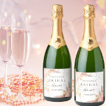 Vrijgezellenfeest pampas gras roos gouden bubbels sparkling wijnetiket<br><div class="desc">Voor een elegante en eigentijdse vrijgezellenfeest/bubbelbrunch. Een witte achtergrond. Versierd met roos goud,  roze bloemen,  pampasgras. Personaliseer en voeg een naam en datum toe.</div>