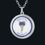 Vrijgezellenfeest van de lavendel Bunch Garden Par Zilver Vergulden Ketting<br><div class="desc">Design heeft een originele markeerillustratie van een bos paarse lavendel, een tuinnietje dat populair is als sierlijk plant en culinair kruid. Gebruikt vers, gedroogd, en als een essentiële olie in de geneeskunde en cosmetica, de vaste lavendel (lavandula) bloem staat bekend om zijn geurige geur. Ideaal voor een bruiloft, vrijgezellenfeest, verloving,...</div>