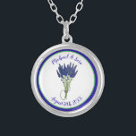Vrijgezellenfeest van de lavendel Bunch Garden Par Zilver Vergulden Ketting<br><div class="desc">Design heeft een originele markeerillustratie van een bos paarse lavendel, een tuinnietje dat populair is als sierlijk plant en culinair kruid. Gebruikt vers, gedroogd, en als een essentiële olie in de geneeskunde en cosmetica, de vaste lavendel (lavandula) bloem staat bekend om zijn geurige geur. Ideaal voor een bruiloft, vrijgezellenfeest, verloving,...</div>