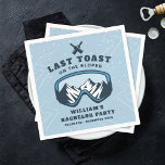 Vrijgezellenfeest Weekend Ski Resort Viering Servet<br><div class="desc">Voor de aanstaande bruidegom die een skigebied gooit, plezier in het sneeuwweekend vrijgezellenfeest. Deze 'LAST TOAST ON THE SLOPES' servetten maken deel uit van een collectie waar bijpassende vrijgezellenfeestartikelen kunnen worden gekocht. Deze vrijgezellenfeestservetten kunnen worden gepersonaliseerd met de opname van uw eigen tekst om aan uw evenementdetails te voldoen. Voor...</div>