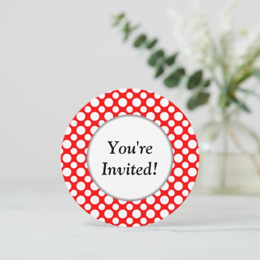 vrijgezellenfeest White Polka Dots Round Invitatio Kaart (Staand voorkant)
