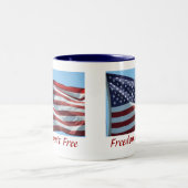 Vrijheid is niet vrij tweekleurige koffiemok (Center)