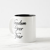 Vrijheid over angst tweekleurige koffiemok (Voorkant links)