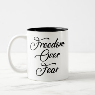 Vrijheid over angst tweekleurige koffiemok