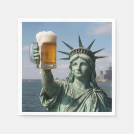 Vrijheidsbeeld dat een bierpul omhoog houdt servet