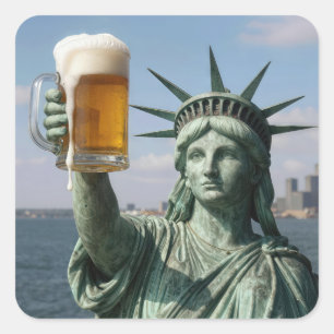 Vrijheidsbeeld dat een bierpul omhoog houdt vierkante sticker