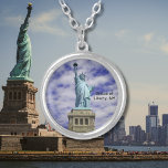 Vrijheidsbeeld, Ellis Island, New York Zilver Vergulden Ketting<br><div class="desc">Vrijheidsbeeld op Ellis Island als onderdeel van de New York City gebied, New York. Ontworpen door Frédéric Bartholdi en ingewijd op 28 oktober 1886. Het beeld, een geschenk aan de Verenigde Staten van het Franse volk, is van een gekleed vrouw dat Libertas, de godin van de vrijheid, vertegenwoordigt. Dit ziet...</div>