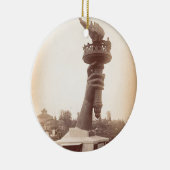 Vrijheidsbeeld, hand- en schildergroot 1886 keramisch ornament (Rechts)