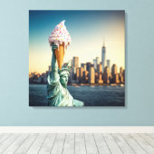 Vrijheidsbeeld met Ice Cream Cone Canvas Afdruk (Insitu (Houten vloer))