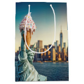 Vrijheidsbeeld met verjaardagsijskegel medium cadeauzakje (Voorkant)
