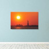 Vrijheidsbeeld, New York Harbour, NY, Verenigde St Canvas Afdruk (Insitu (Houten vloer))