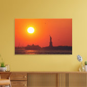Vrijheidsbeeld, New York Harbour, NY, Verenigde St Canvas Afdruk (Insitu (Woonkamer))