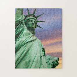 Vrijheidsbeeld onder kleurrijke hemel legpuzzel