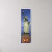Vrijheidsbeeld op een blauw nachtverticaal canvas (Voorkant)