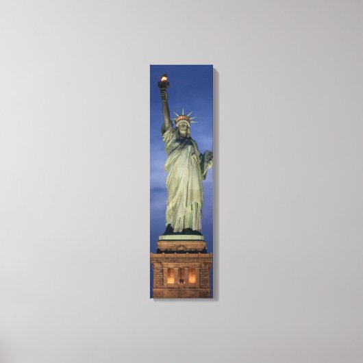 Vrijheidsbeeld op een blauw nachtverticaal canvas (Voorkant)