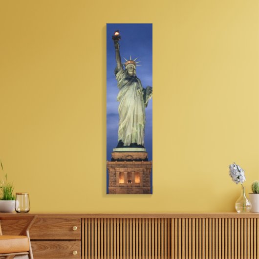 Vrijheidsbeeld op een blauw nachtverticaal canvas (Insitu (Woonkamer))