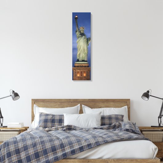 Vrijheidsbeeld op een blauw nachtverticaal canvas (Insitu (Slaapkamer))