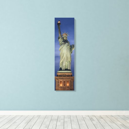 Vrijheidsbeeld op een blauw nachtverticaal canvas (Insitu (Houten vloer))