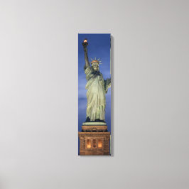 Vrijheidsbeeld op een blauw nachtverticaal canvas afdruk
