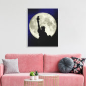 Vrijheidsbeeld tegen het Moon Canvas (Insitu (Woonkamer))