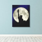 Vrijheidsbeeld tegen het Moon Canvas Afdruk (Insitu (Houten vloer))