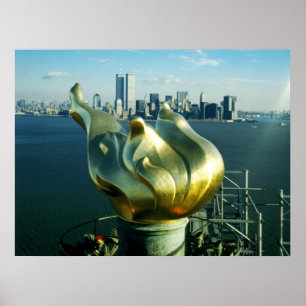 Vrijheidsvlam en Manhattan Skyline Poster