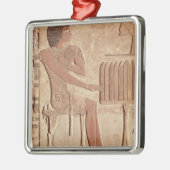 Vrijstelling waarin de overleden zitting is afgebe metalen ornament (Links)