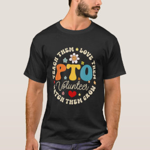 Vrijwilliger ouder van PTO matching groep terug na T-shirt
