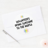 Vrijwilligers brengen zonneschijn naar de wereld ronde sticker (Envelop)