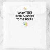 Vrijwilligers brengen zonneschijn naar de wereld ronde sticker (Tas)