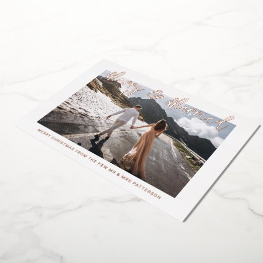 Vroege en gehuwde bruiloft Mr. & Mrs. Eerste Kerst Folie Uitnodiging (Gedraaid)