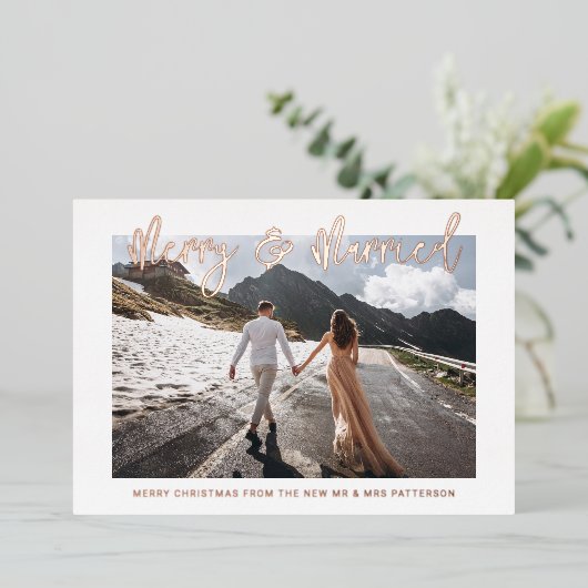 Vroege en gehuwde bruiloft Mr. & Mrs. Eerste Kerst Folie Uitnodiging (Staand Voorkant)