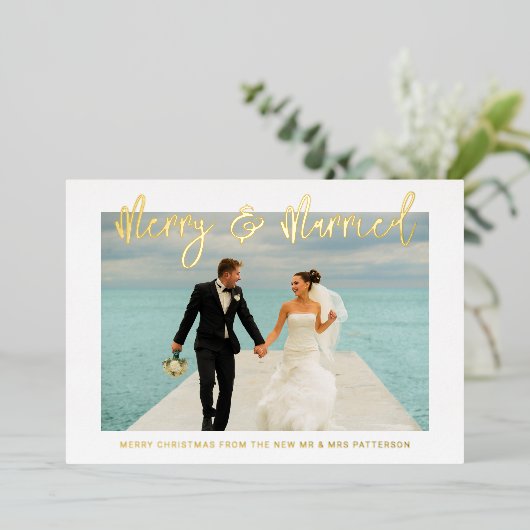 Vroege en gehuwde bruiloft Mr. & Mrs. Eerste Kerst Folie Uitnodiging (Staand Voorkant)