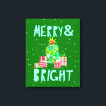 Vroege en heldere kerstboom canvas afdruk<br><div class="desc">Een heldere kerstboom met kleurrijke ornamenten wordt omringd door roze en rode cadeaus die alleen maar wachten om geopend te worden. In dit ontwerp staat de term "Merry & Bright". | Blanckslate | 141050D</div>