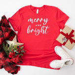 Vroege en heldere, moderne Rode Kerstmis T-shirt<br><div class="desc">Een feestelijk kerstgrafisch t-shirt voor vrouwen met moderne kleine lettertjes met "Merry and Bright" gezegde. De witte tekst en de rode shirt stijl kunnen allebei worden gewijzigd.</div>