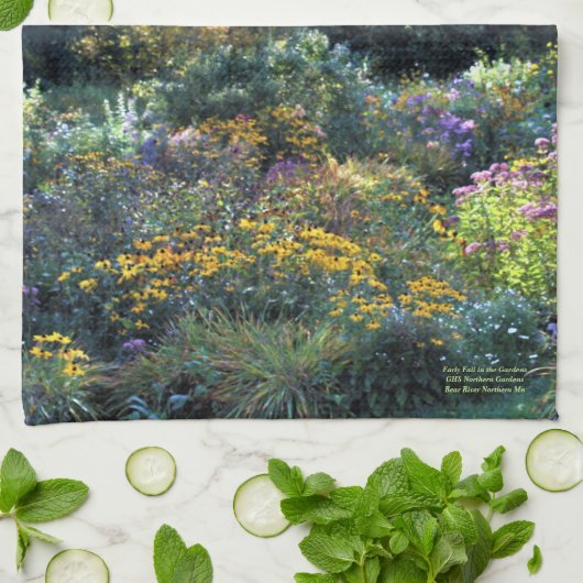 Vroege Herfst in de tuinen Theedoek (Gevouwen)